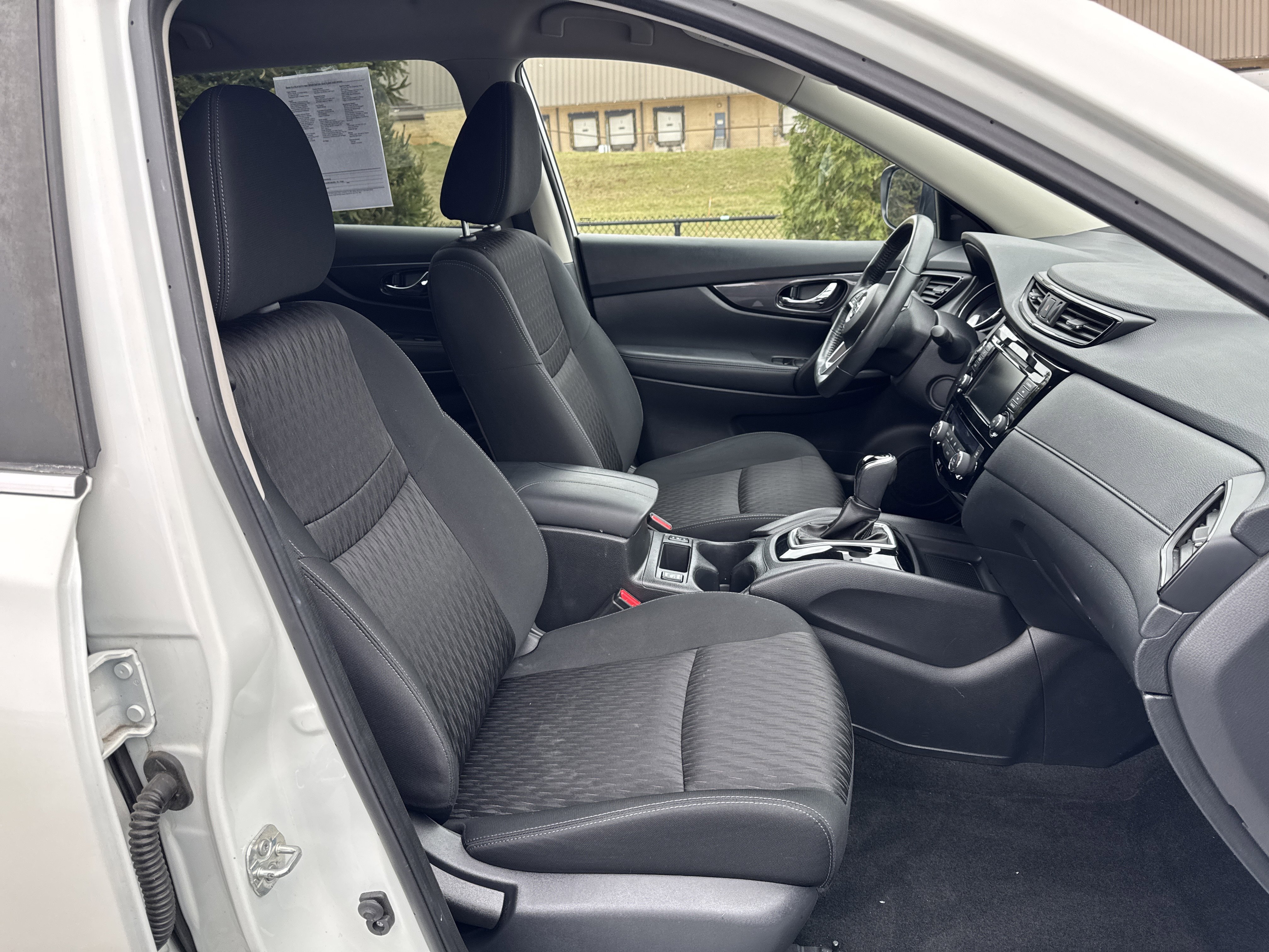 Used 2018 Nissan Rogue SV image 15