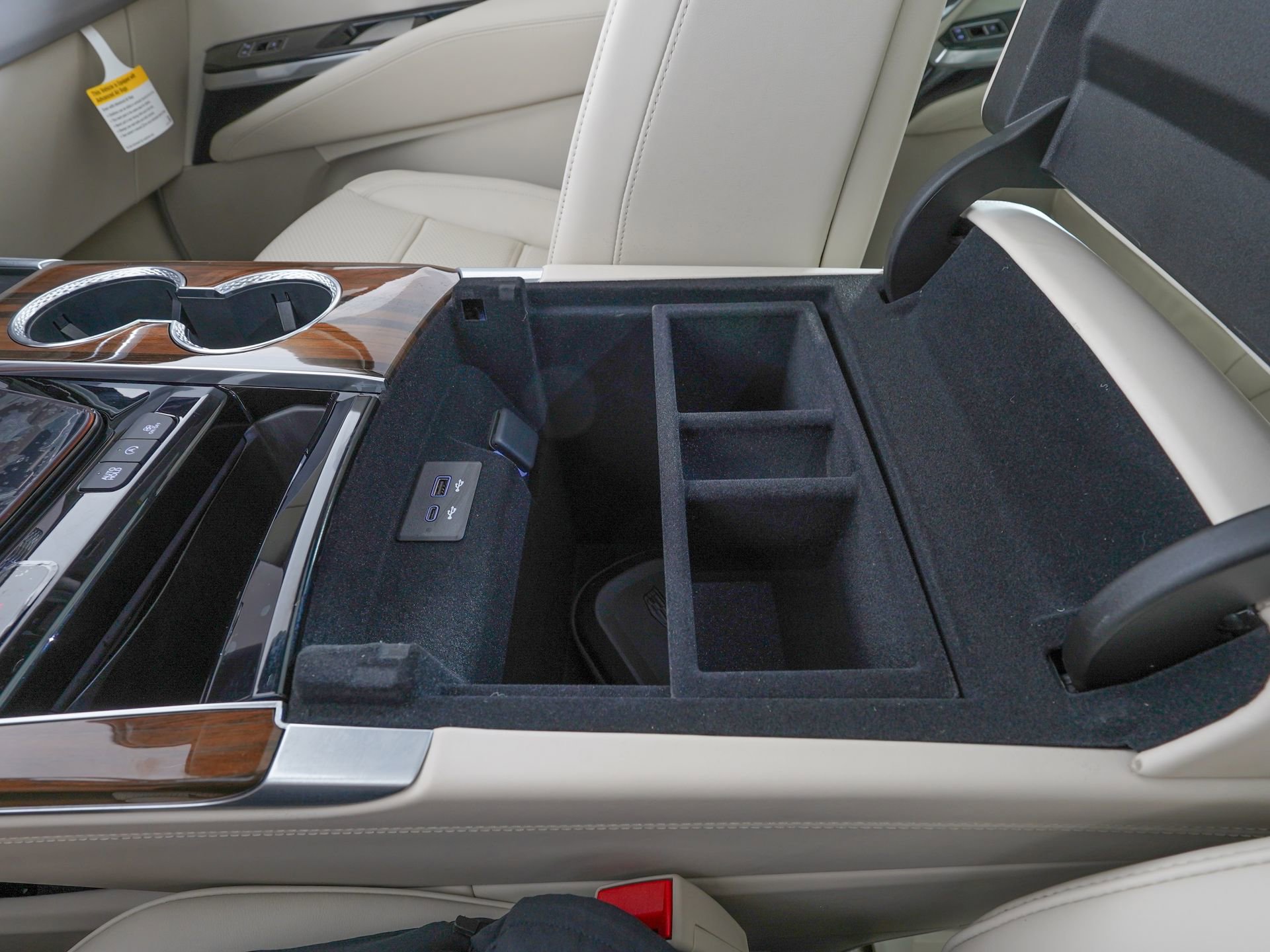 Used 2026 Cadillac Escalade Platinum Sport w/ LPO, Floor Liner Package AWD/4WD image 32