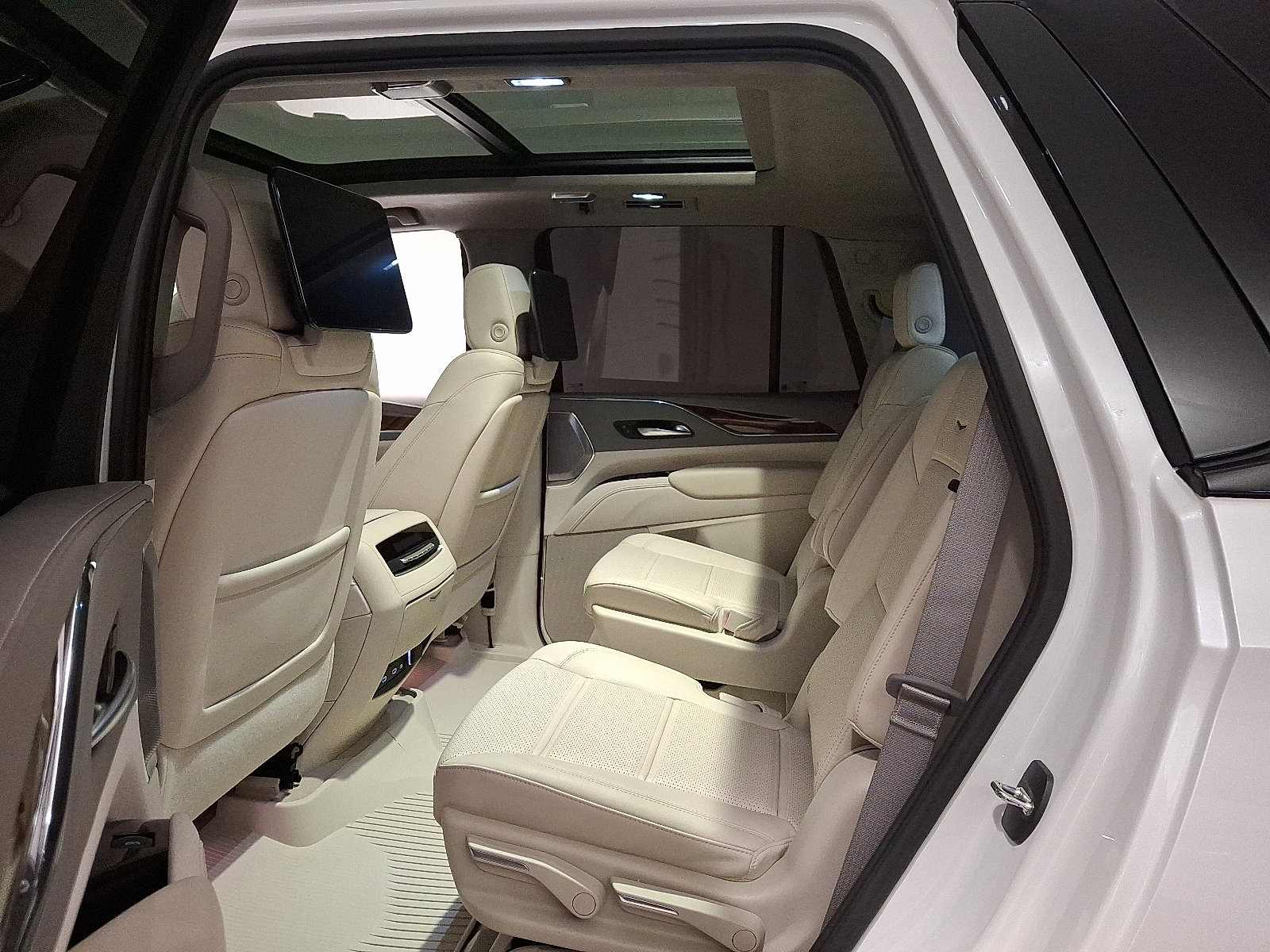 Certified 2024 Cadillac Escalade Sport Platinum w/ LPO, ONYX Package AWD/4WD image 20