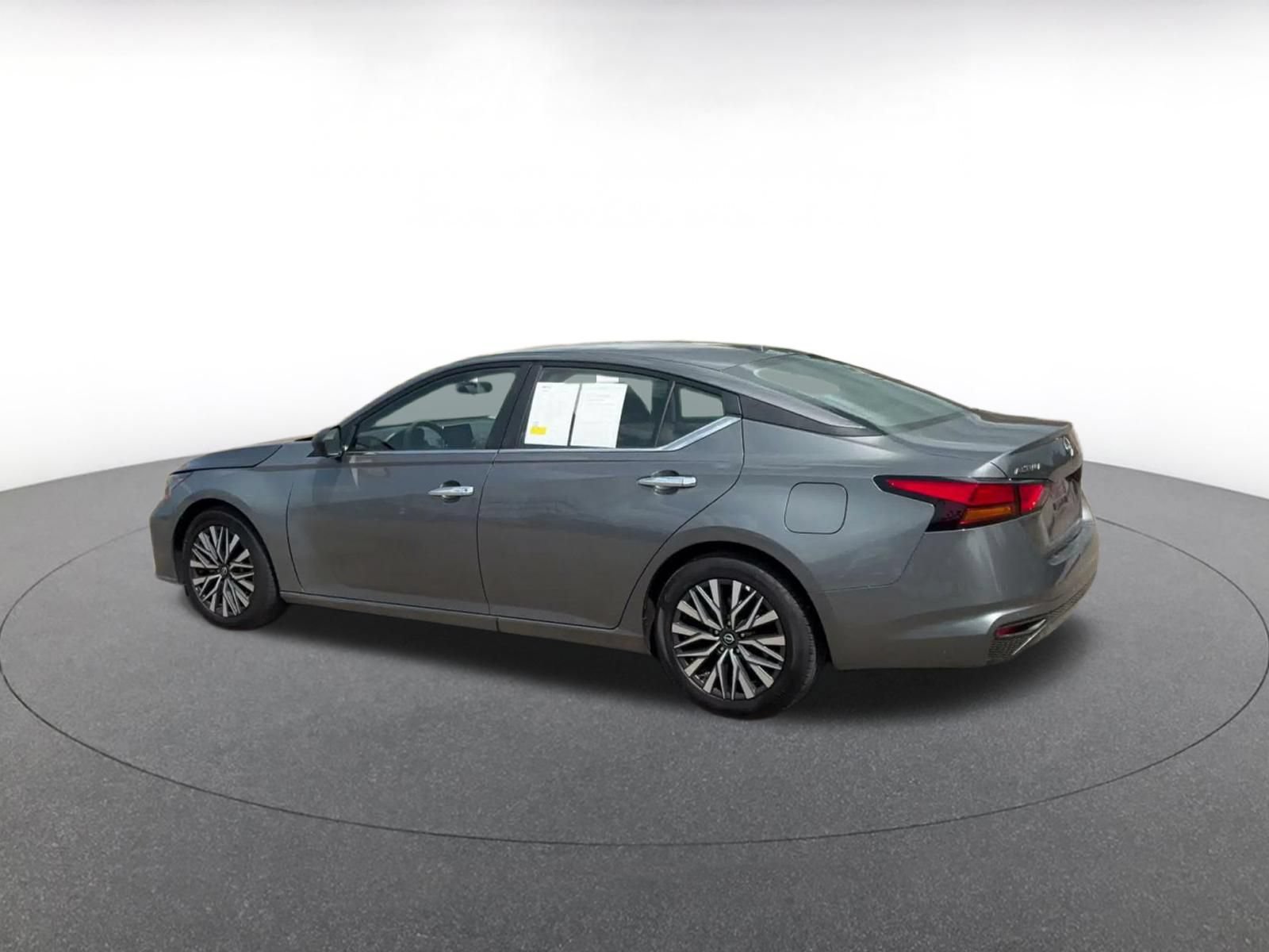 Used 2025 Nissan Altima 2.5 SV FWD image 9