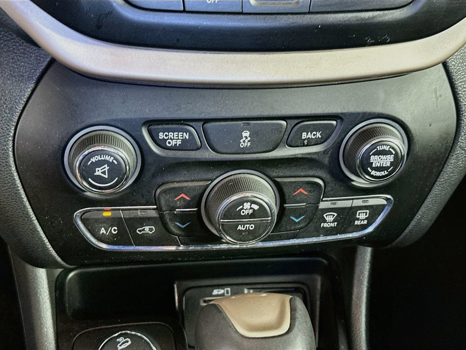 Used 2018 Jeep Cherokee Limited AWD/4WD image 16