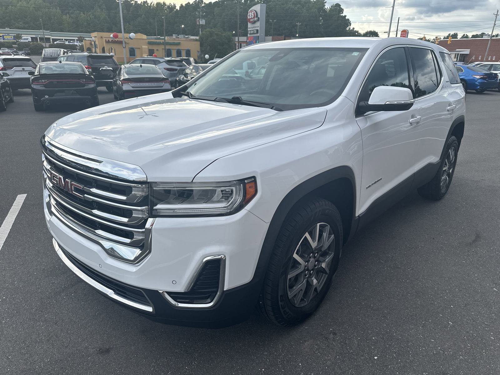 Used 2022 GMC Acadia SLE image 4