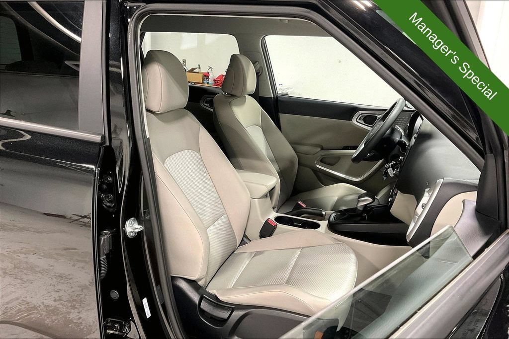 Used 2025 Kia Soul LX w/ LX Technology Package FWD image 9