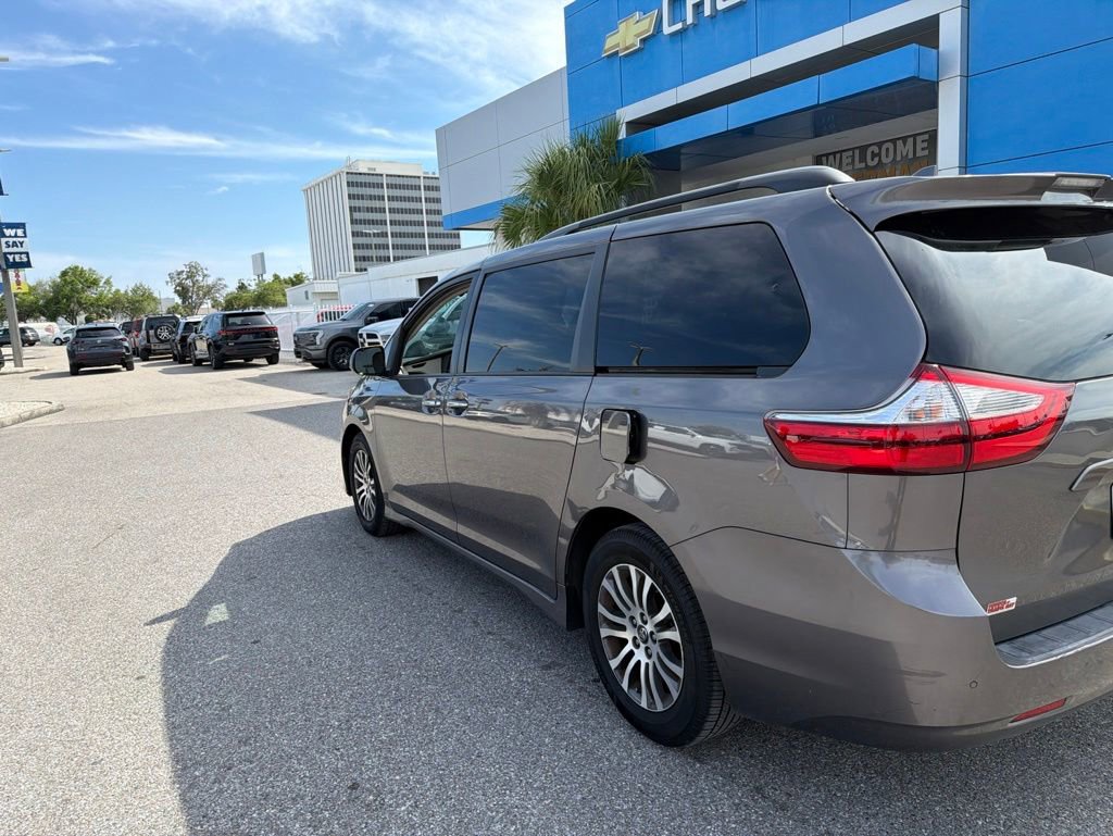 Used 2018 Toyota Sienna XLE w/ XLE Navigation Package FWD image 3