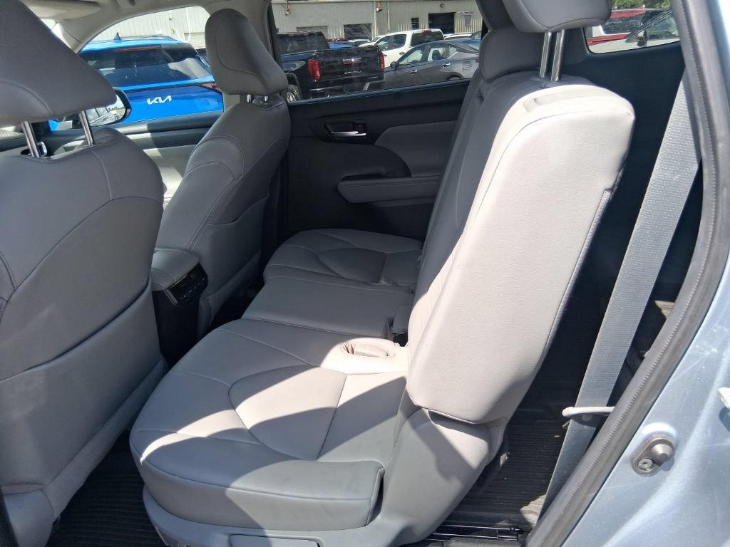 Used 2021 Toyota Highlander XLE AWD/4WD image 17
