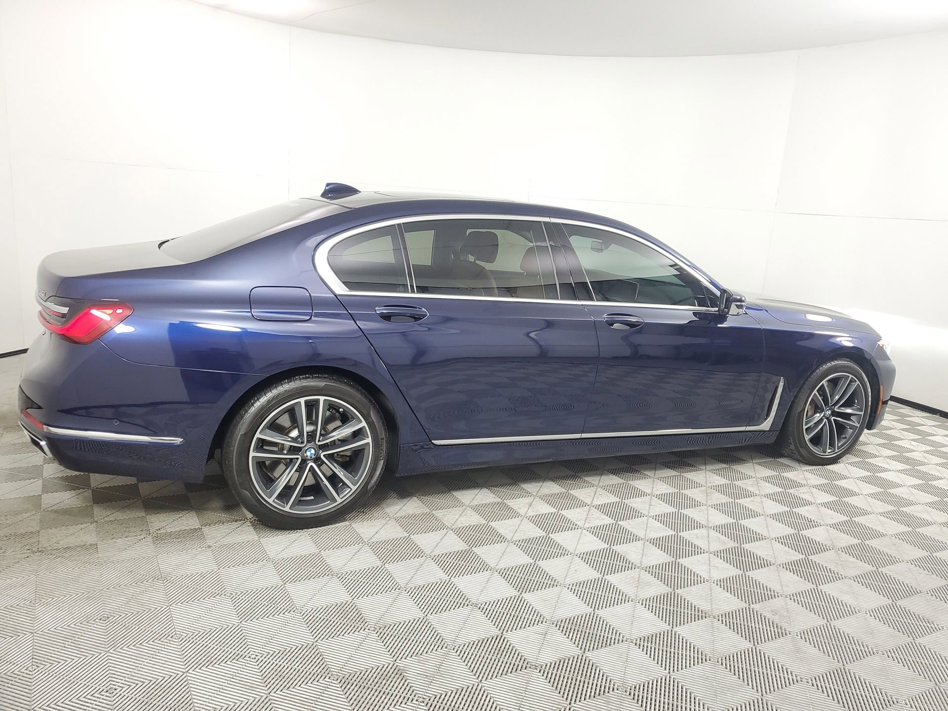 Used 2022 BMW 750i xDrive w/ Executive Package image 11