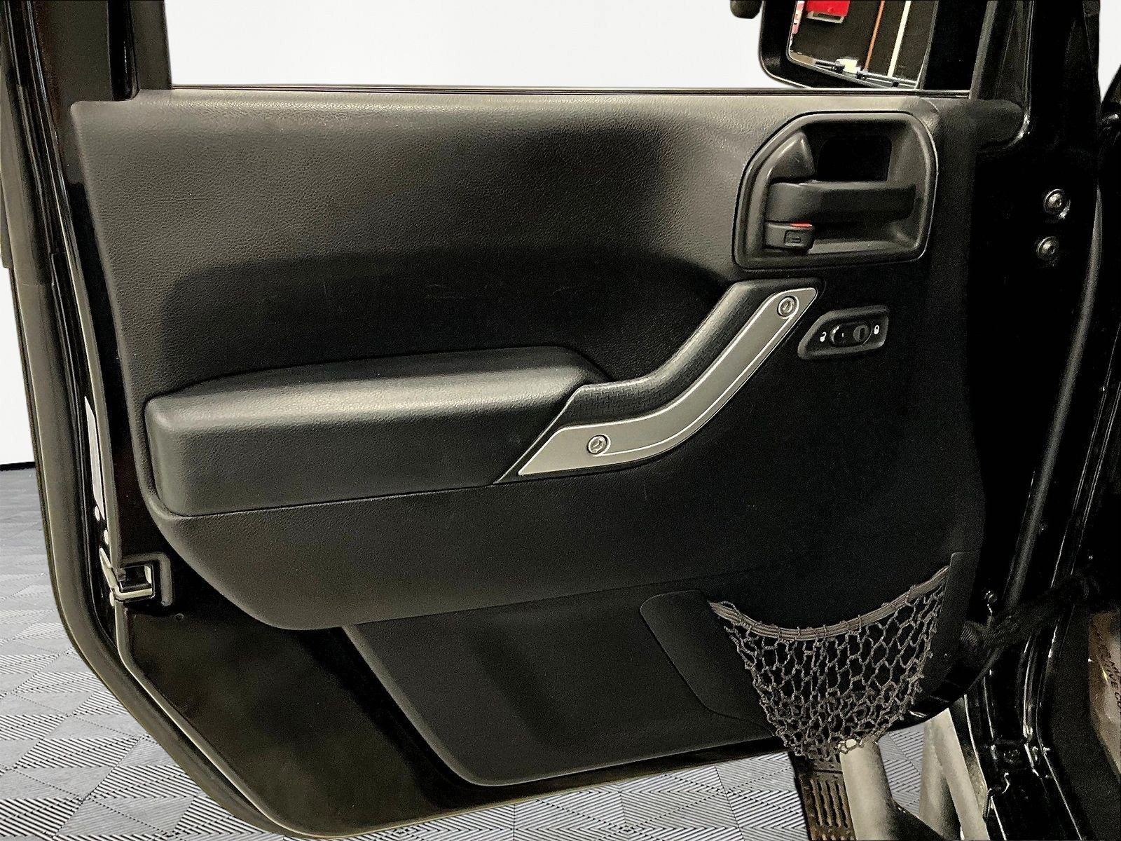 Used 2015 Jeep Wrangler Unlimited Sahara w/ Connectivity Group AWD/4WD image 20