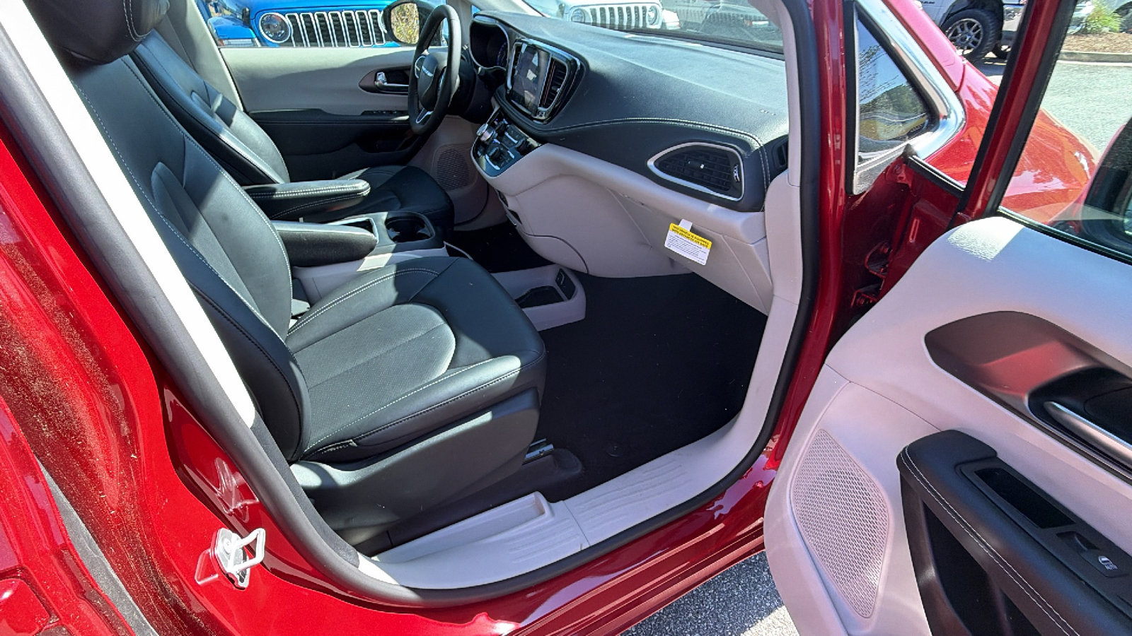 Used 2024 Chrysler Pacifica Touring-L image 19