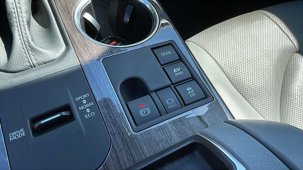Used 2024 Toyota Highlander Limited AWD/4WD image 16