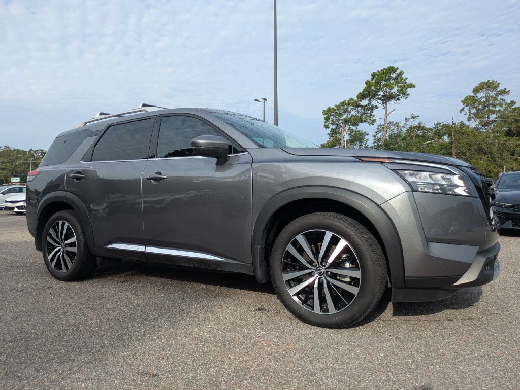 Used 2025 Nissan Pathfinder Platinum w/ Black Appearance Package FWD image 2