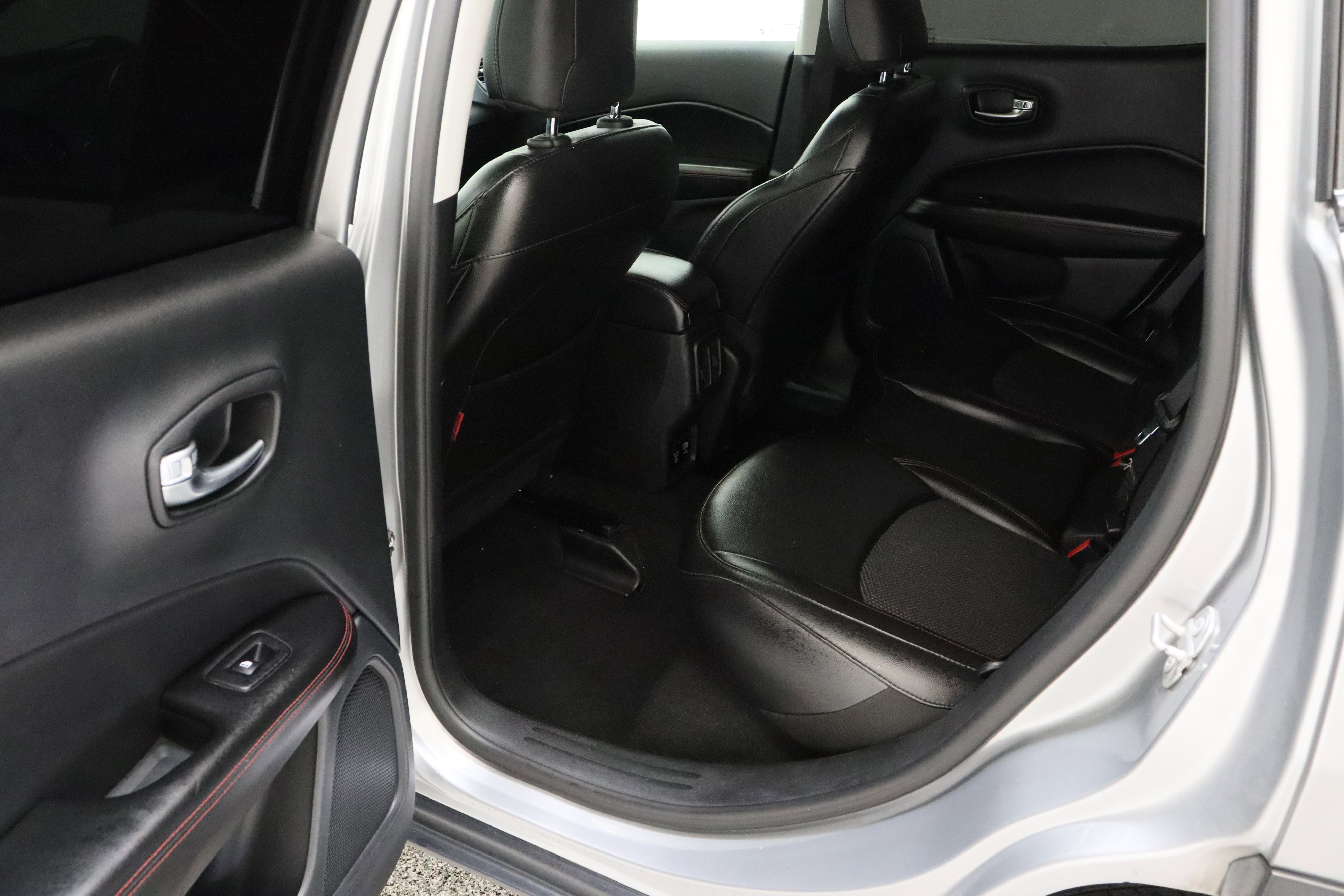 Used 2020 Jeep Compass Trailhawk AWD/4WD image 27