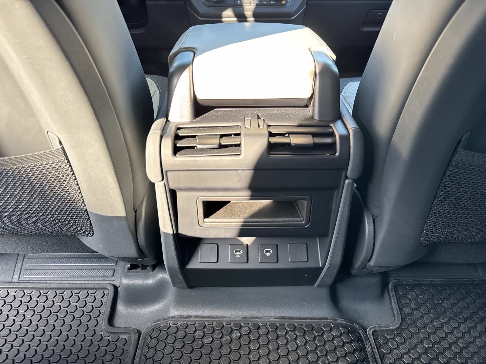 Used 2024 Land Rover Defender 110 X-Dynamic SE image 16