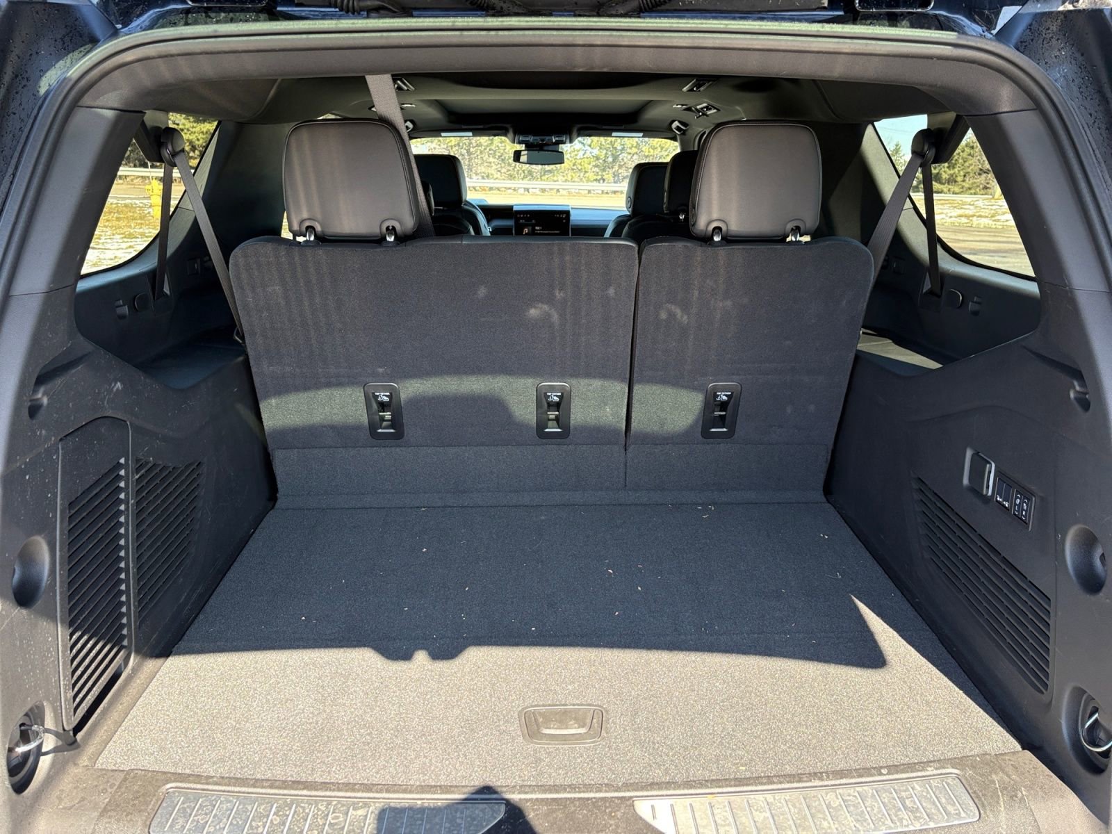 Used 2025 GMC Yukon XL AT4 image 17