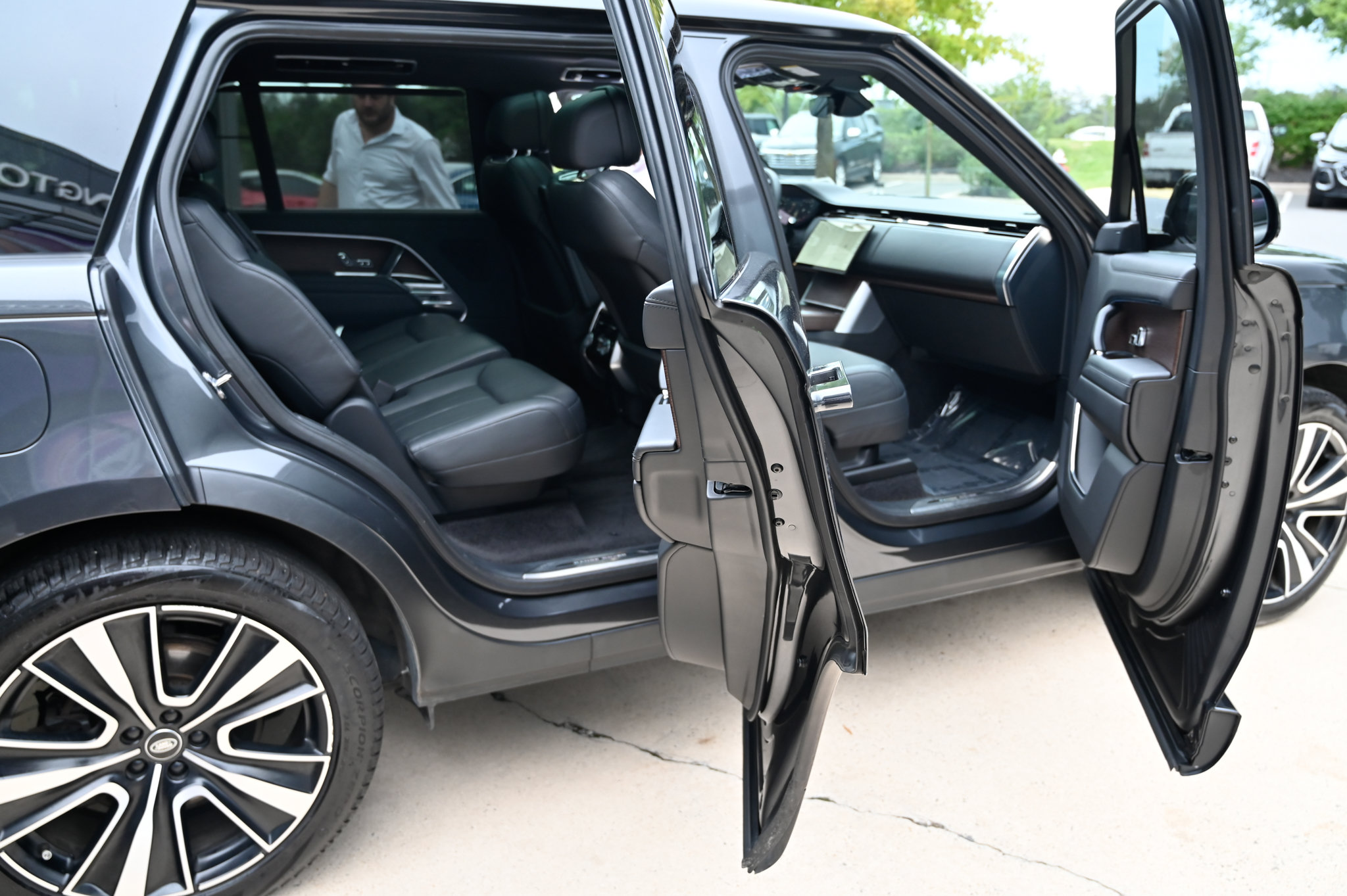 Used 2024 Land Rover Range Rover Long Wheelbase SE AWD/4WD image 56