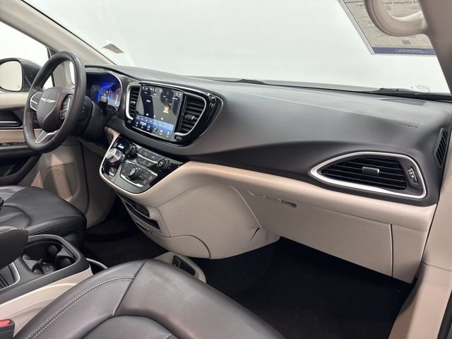 Used 2023 Chrysler Pacifica Touring-L FWD image 29