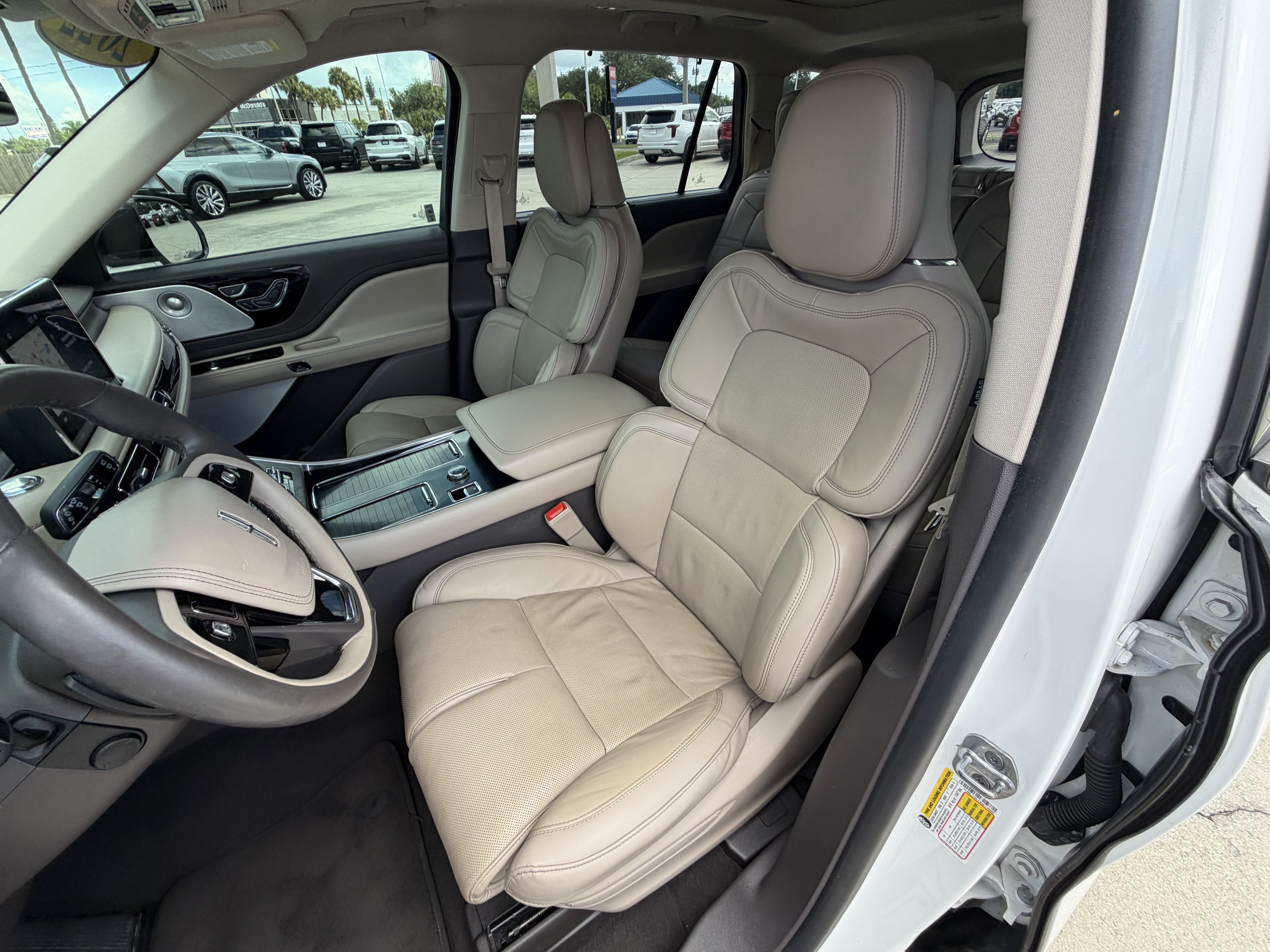 Used 2022 Lincoln Aviator Reserve w/ Equipment Group 201A AWD/4WD image 13