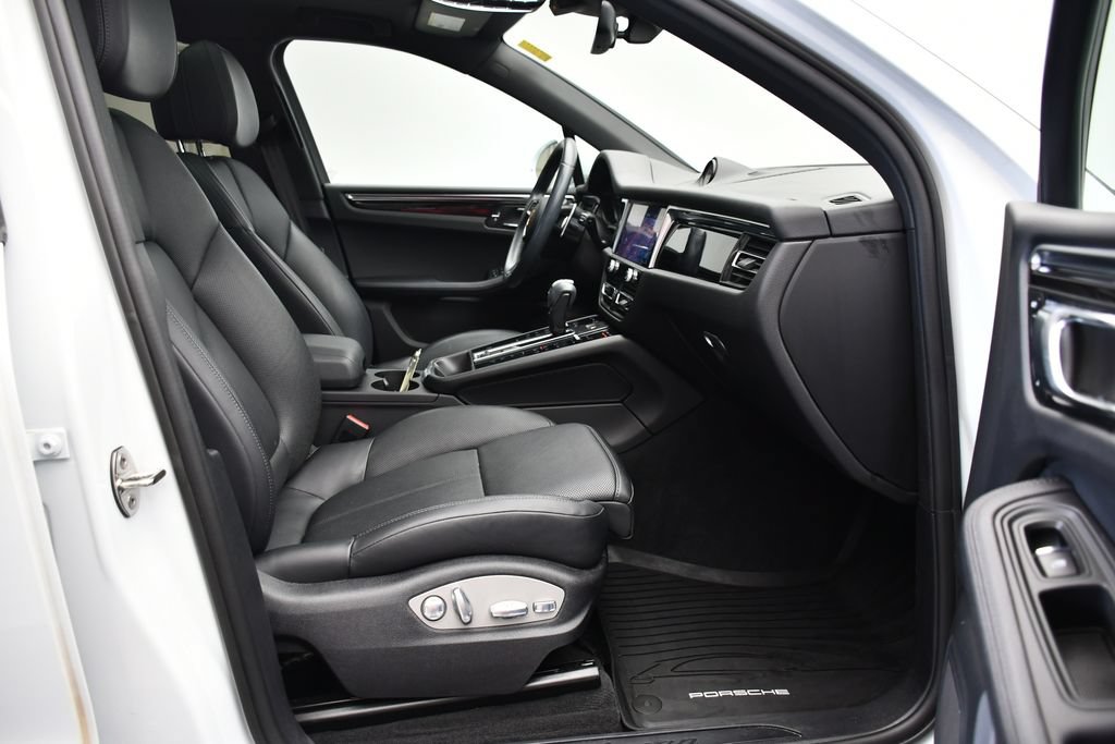 Certified 2023 Porsche Macan AWD/4WD image 42