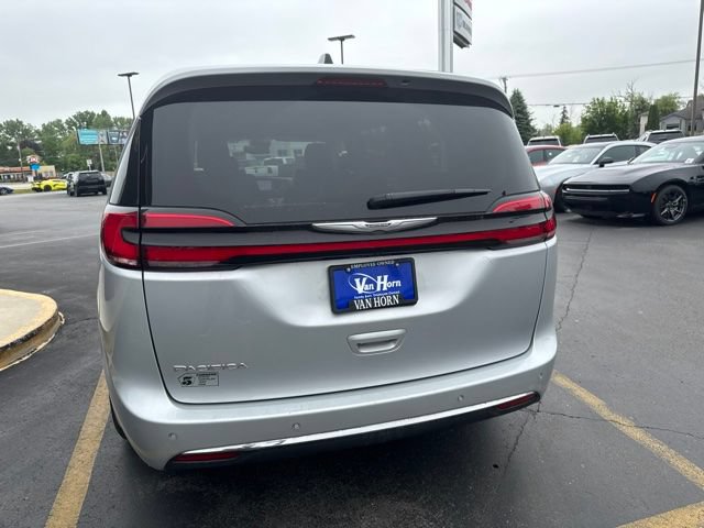 Used 2023 Chrysler Pacifica Touring-L FWD image 8