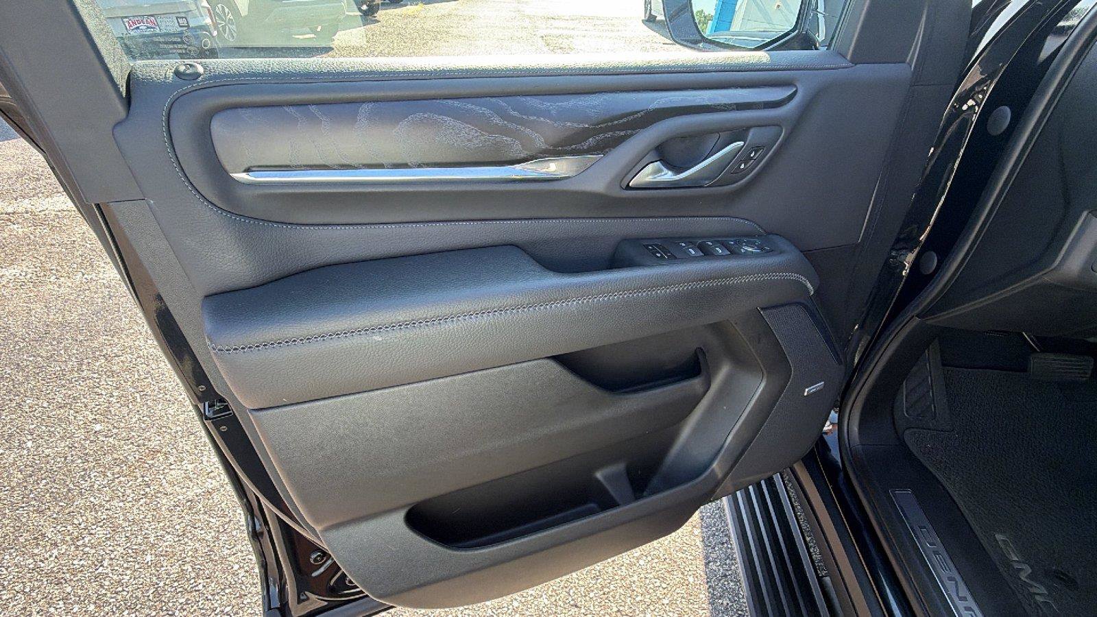 Used 2022 GMC Yukon Denali AWD/4WD image 15