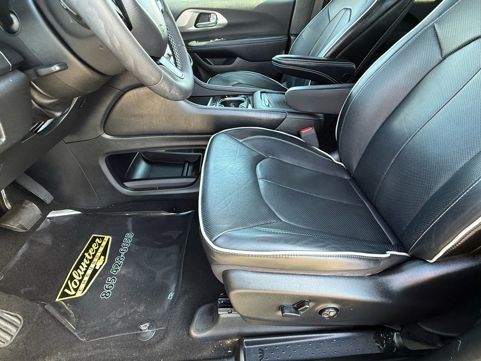 Used 2023 Chrysler Pacifica Limited w/ Uconnect Theater Family Group image 14