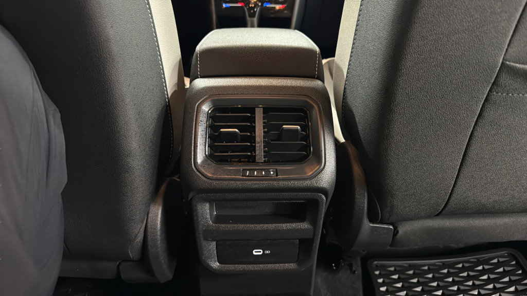 Certified 2025 Volkswagen Taos SE image 33