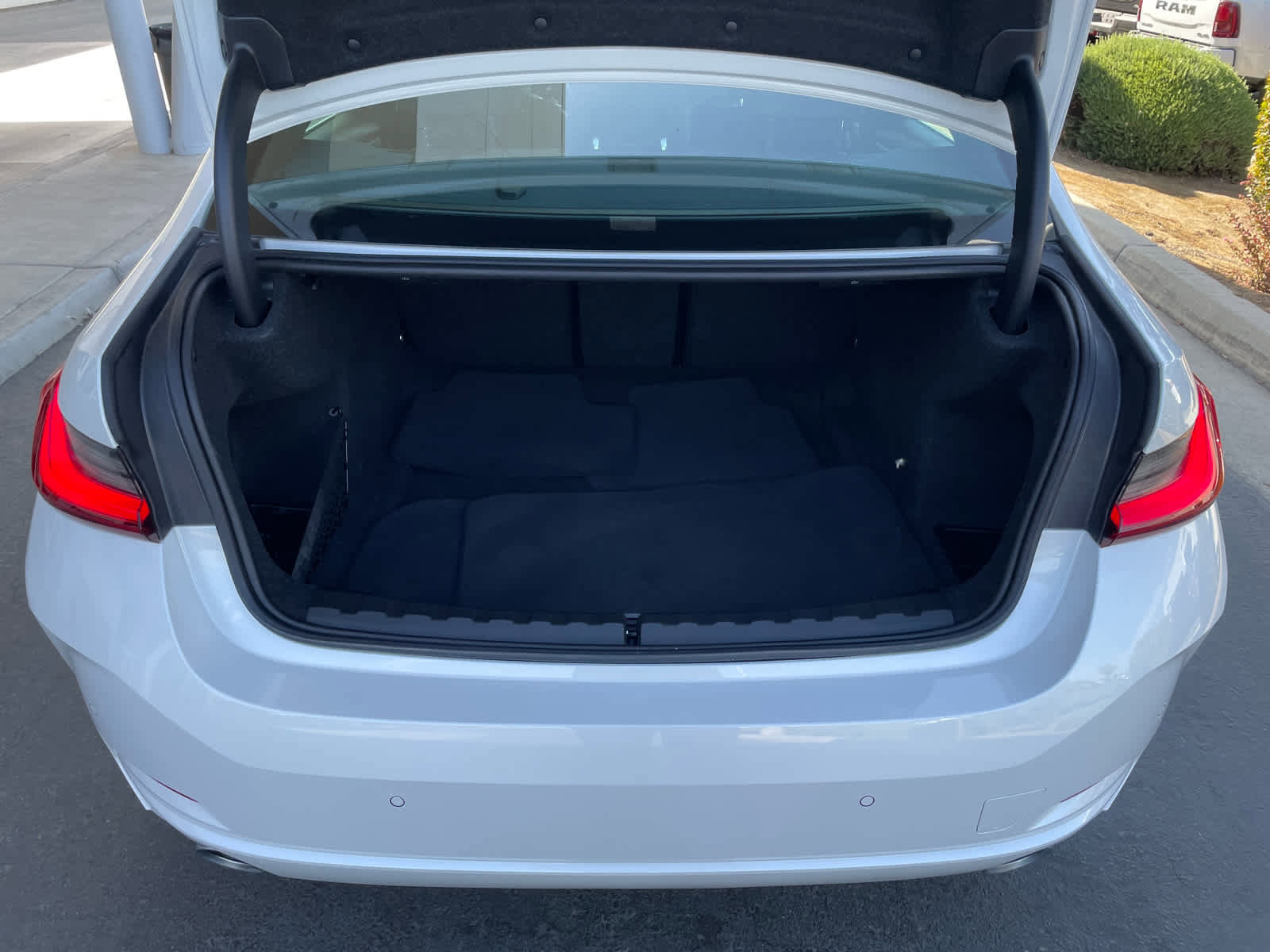 Used 2025 BMW 330i xDrive Sedan image 4