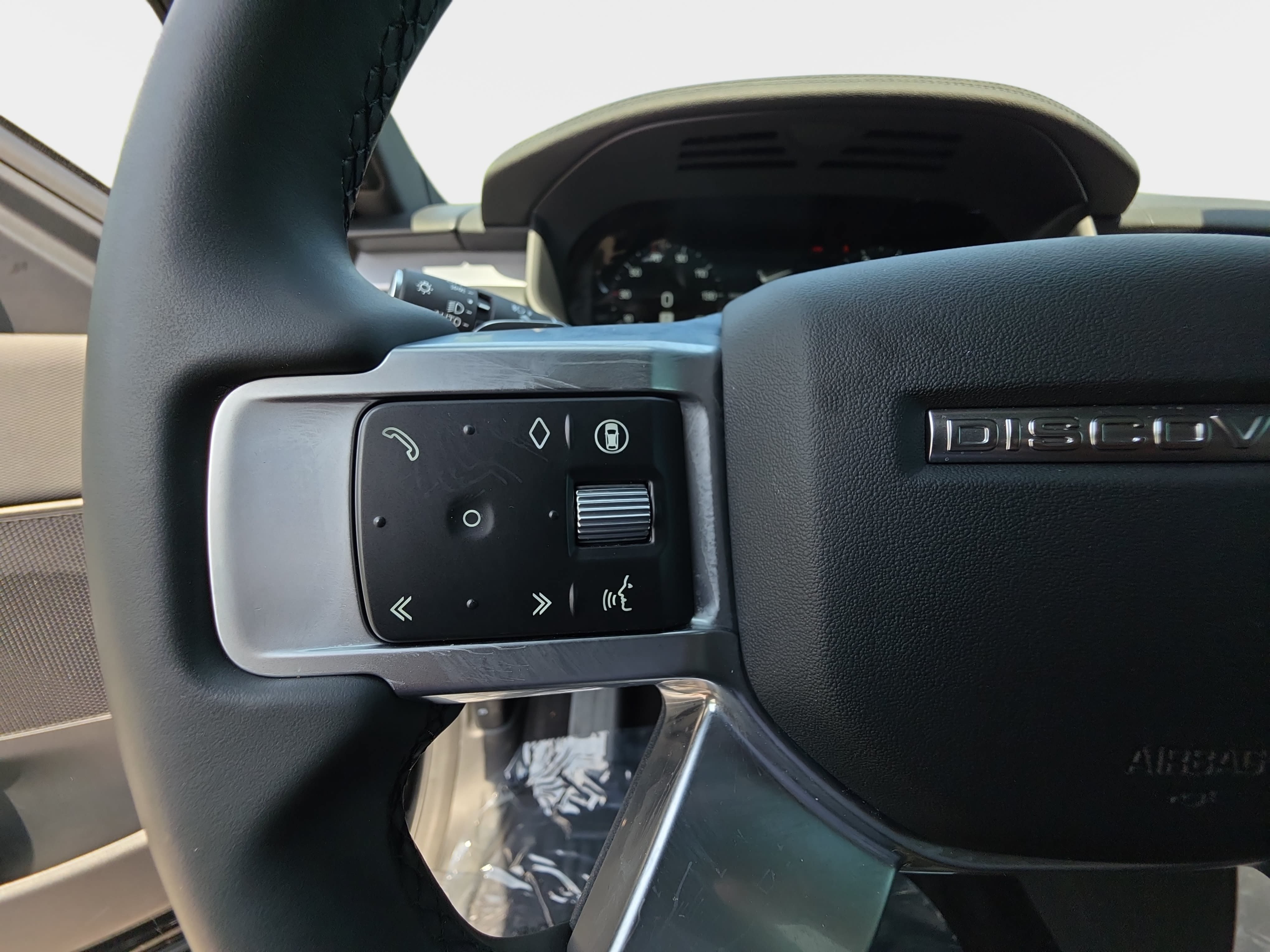 Used 2025 Land Rover Discovery Dynamic SE AWD/4WD image 19