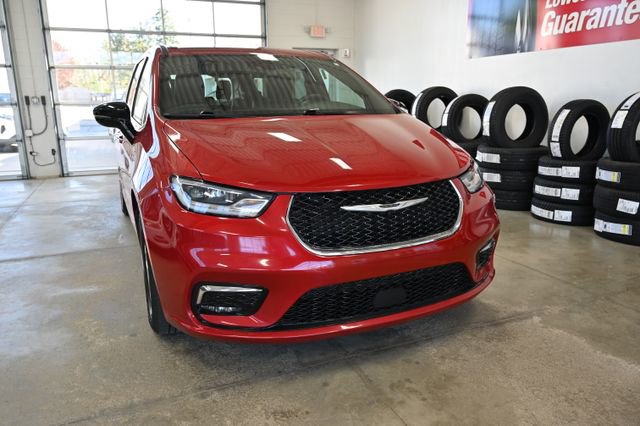Used 2025 Chrysler Pacifica Select FWD image 3