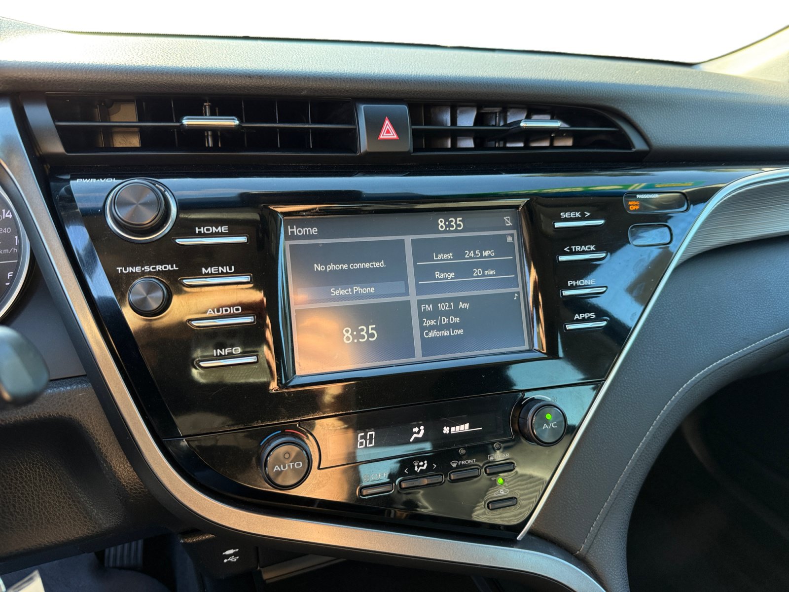 Used 2018 Toyota Camry SE FWD image 12