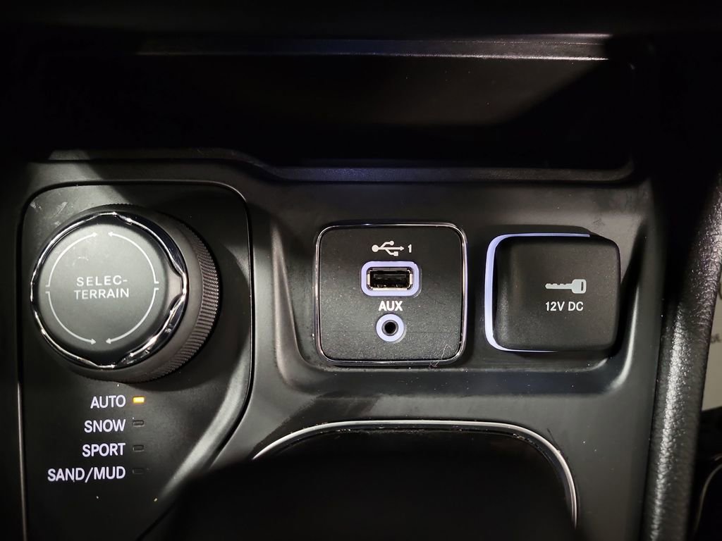 Used 2020 Jeep Cherokee Latitude Plus image 18