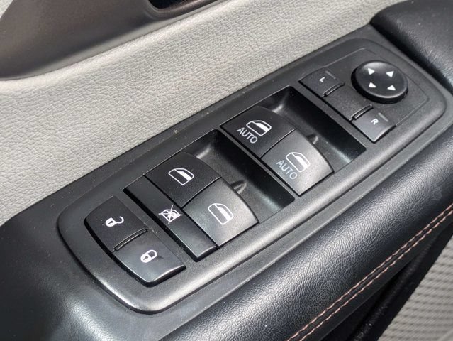 Used 2019 Chrysler Pacifica Touring-L w/ Advanced Safetytec Group FWD image 23