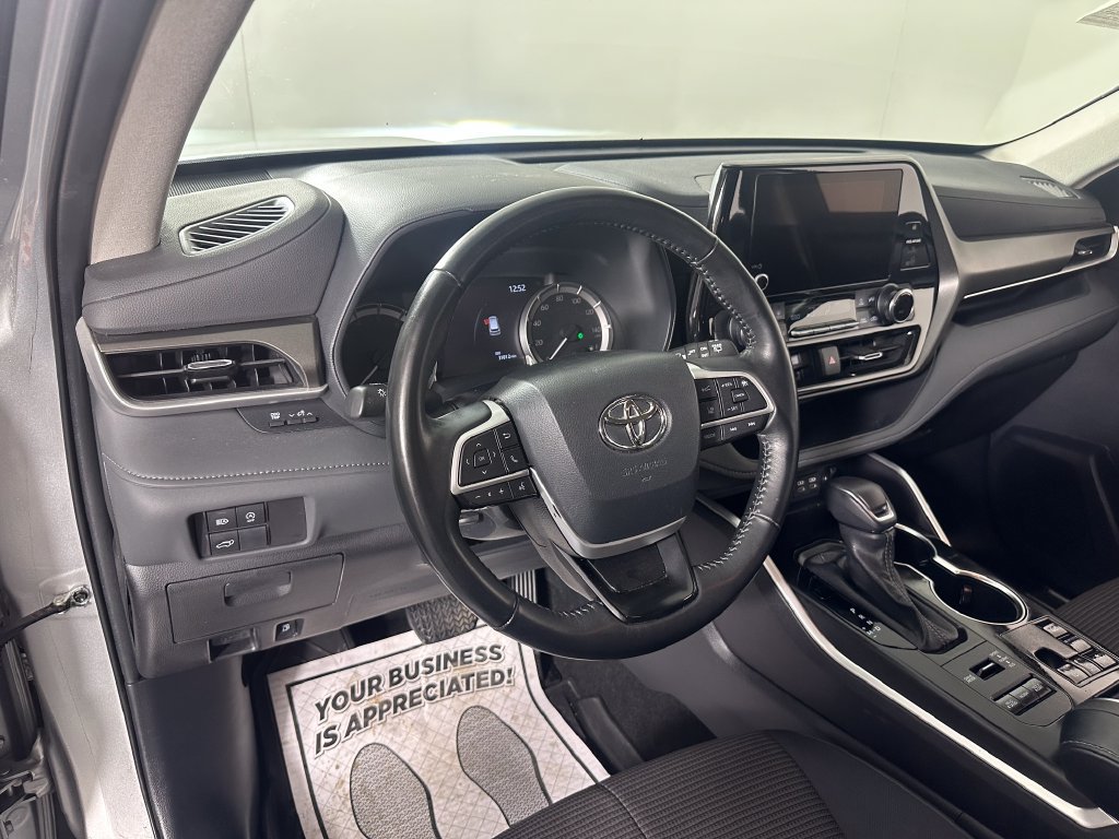 Used 2023 Toyota Highlander LE AWD/4WD image 15