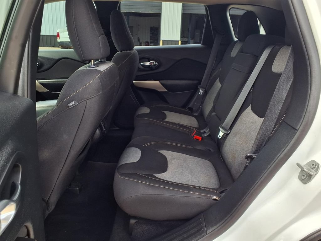 Used 2018 Jeep Cherokee Latitude FWD image 10