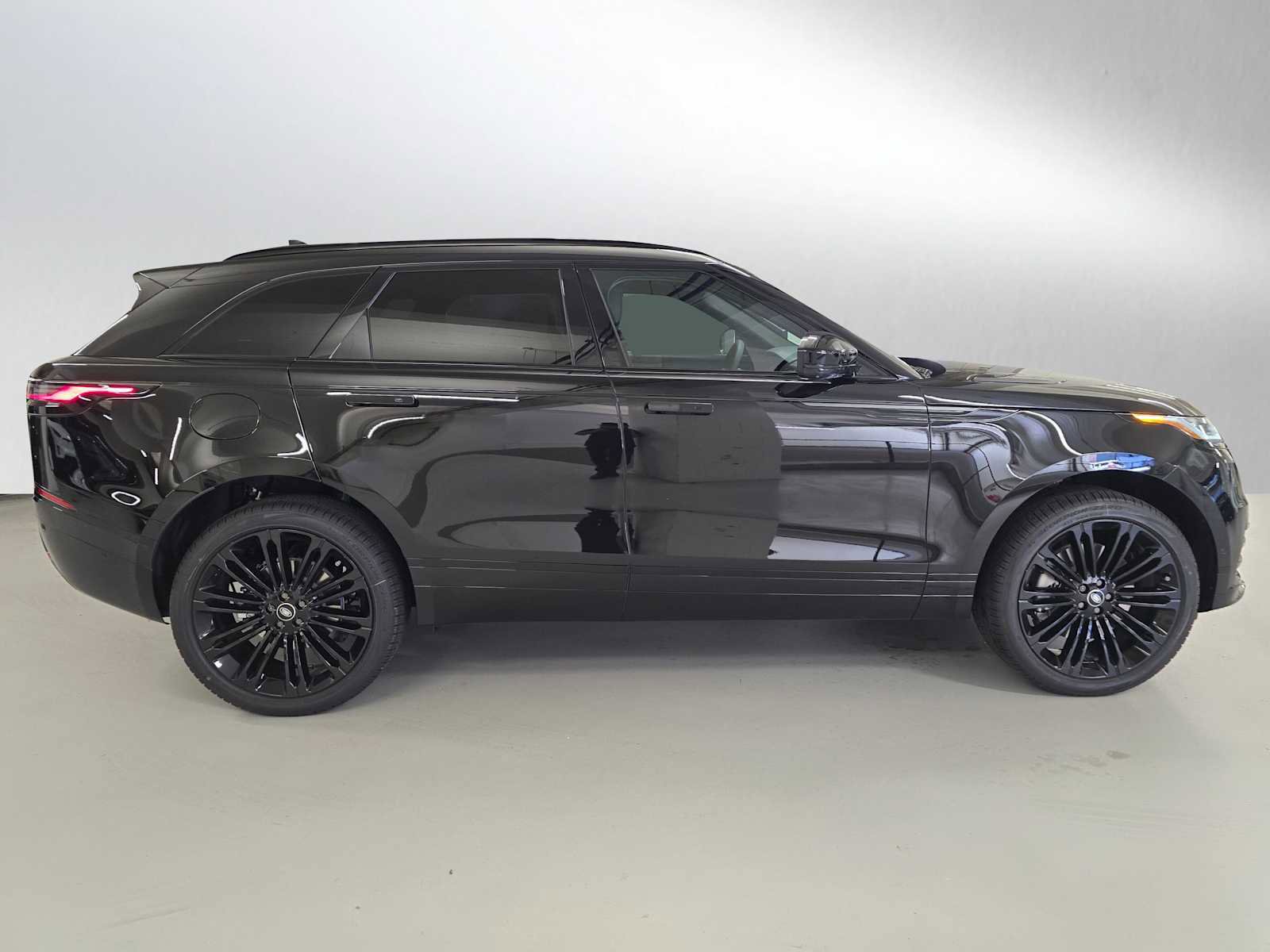 New 2026 Land Rover Range Rover Velar Dynamic SE image 2