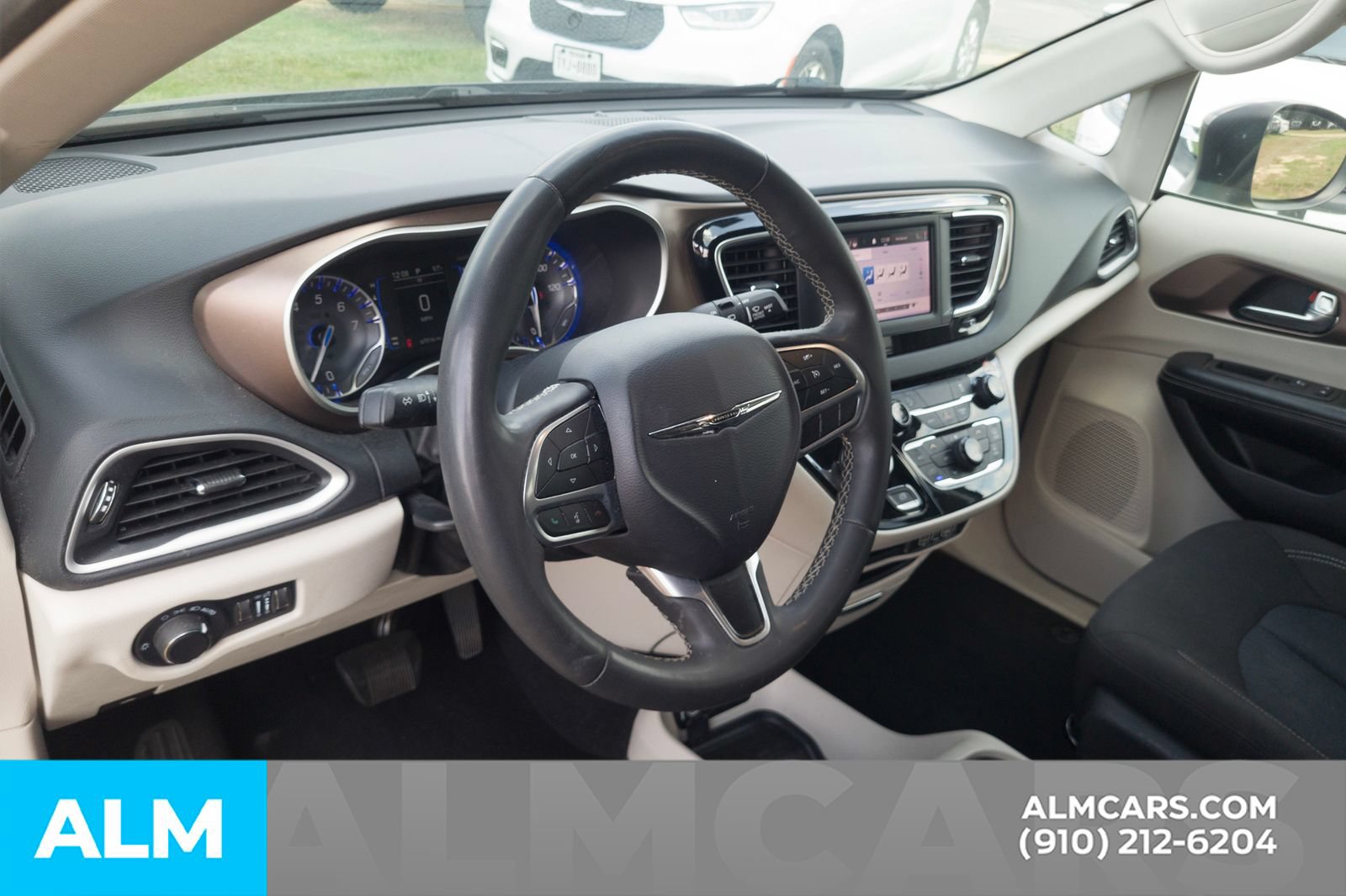 Used 2022 Chrysler Voyager LX FWD image 5