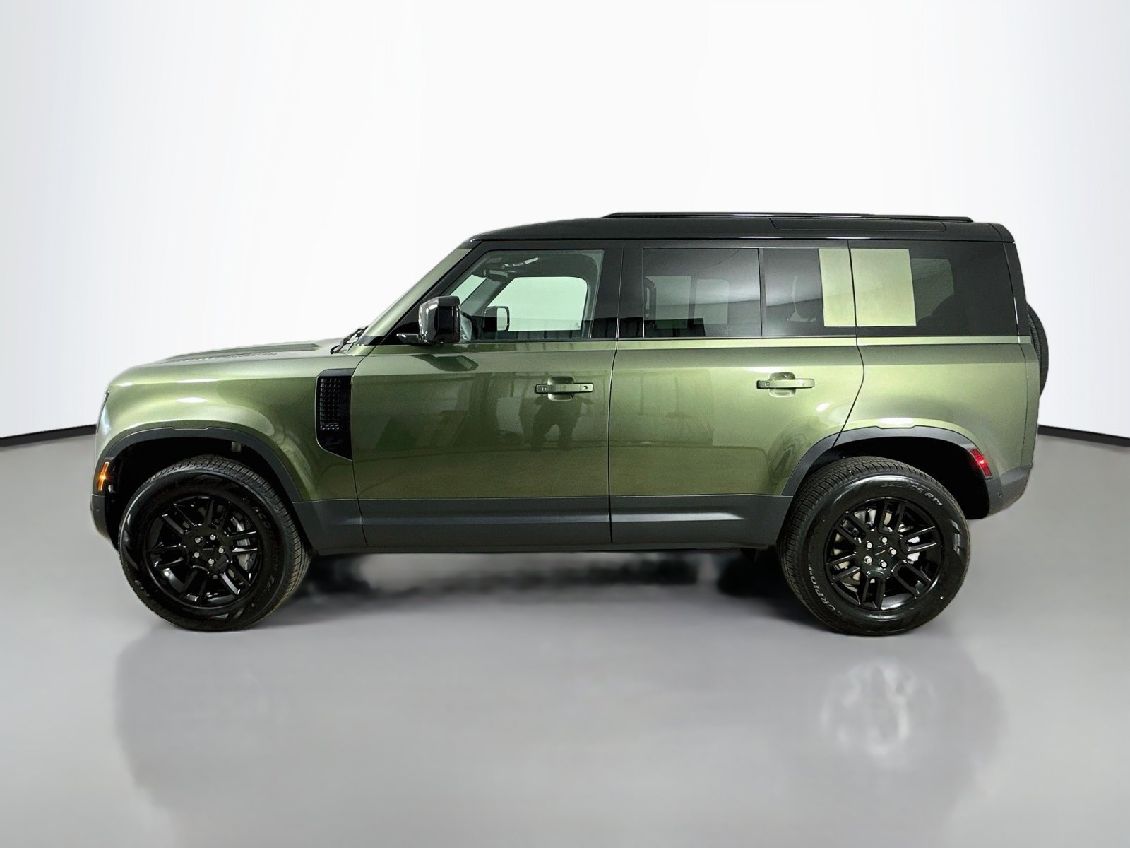 New 2026 Land Rover Defender 110 S AWD/4WD image 8