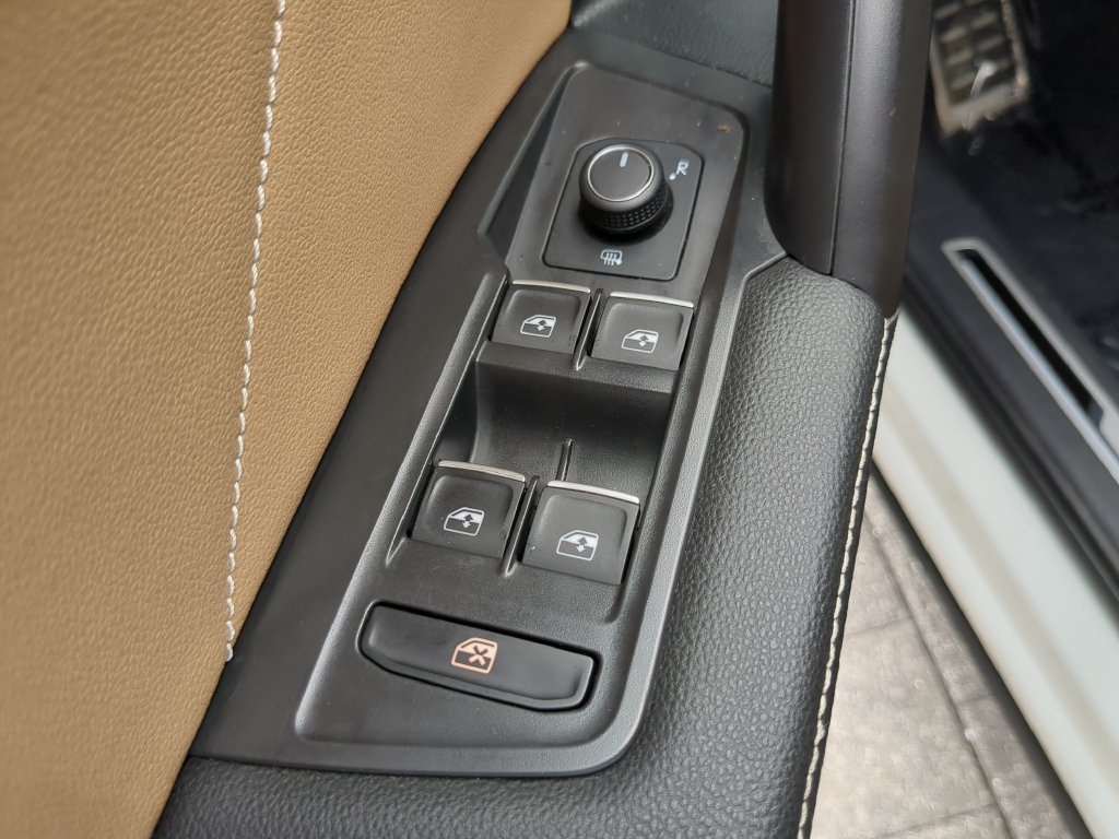 Certified 2023 Volkswagen Tiguan SE R-Line FWD image 17