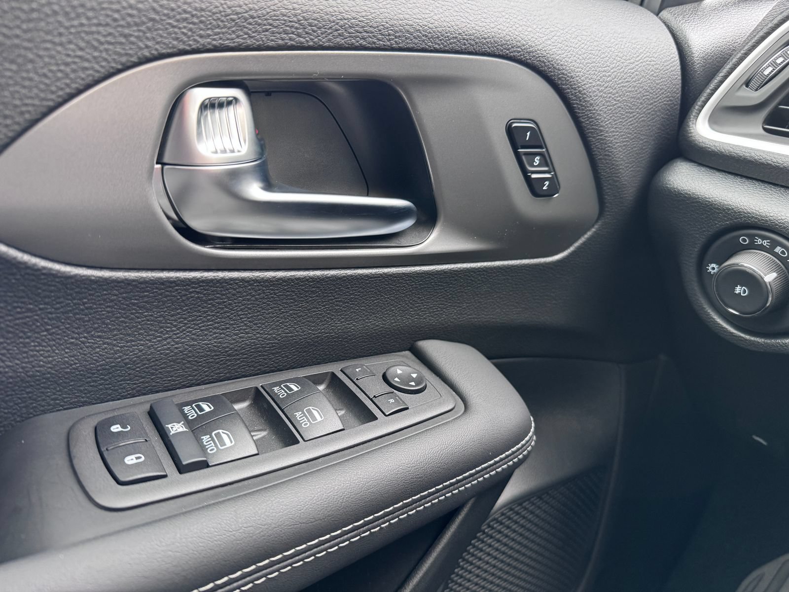 New 2025 Chrysler Pacifica Select FWD image 14