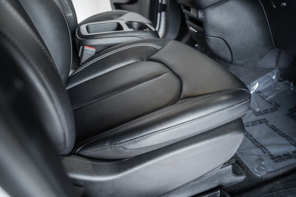 Used 2025 Chrysler Pacifica Select image 39