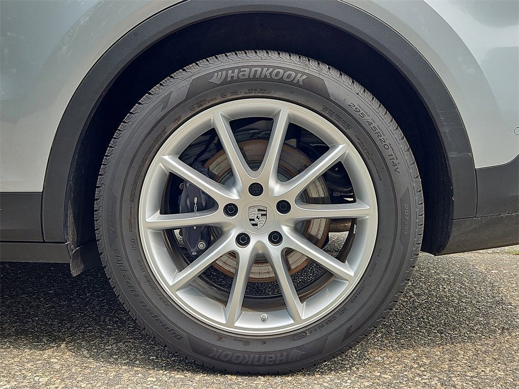 Certified 2025 Porsche Cayenne image 3