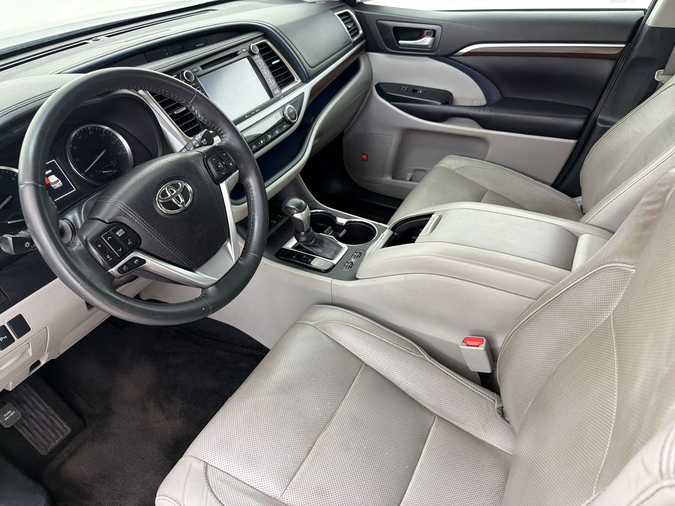 Used 2016 Toyota Highlander Limited AWD/4WD image 4