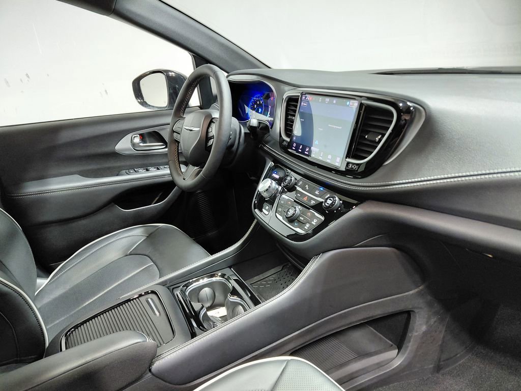 Used 2025 Chrysler Pacifica Limited w/ Trailer Tow Group AWD/4WD image 37