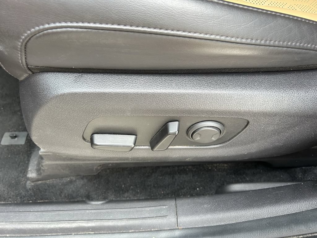 Used 2024 Kia Carnival LX FWD image 24