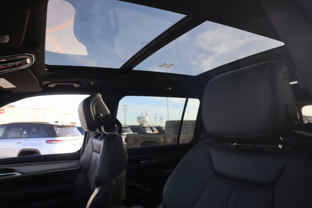 New 2025 Jeep Wagoneer 4WD w/ Premium Group I image 17