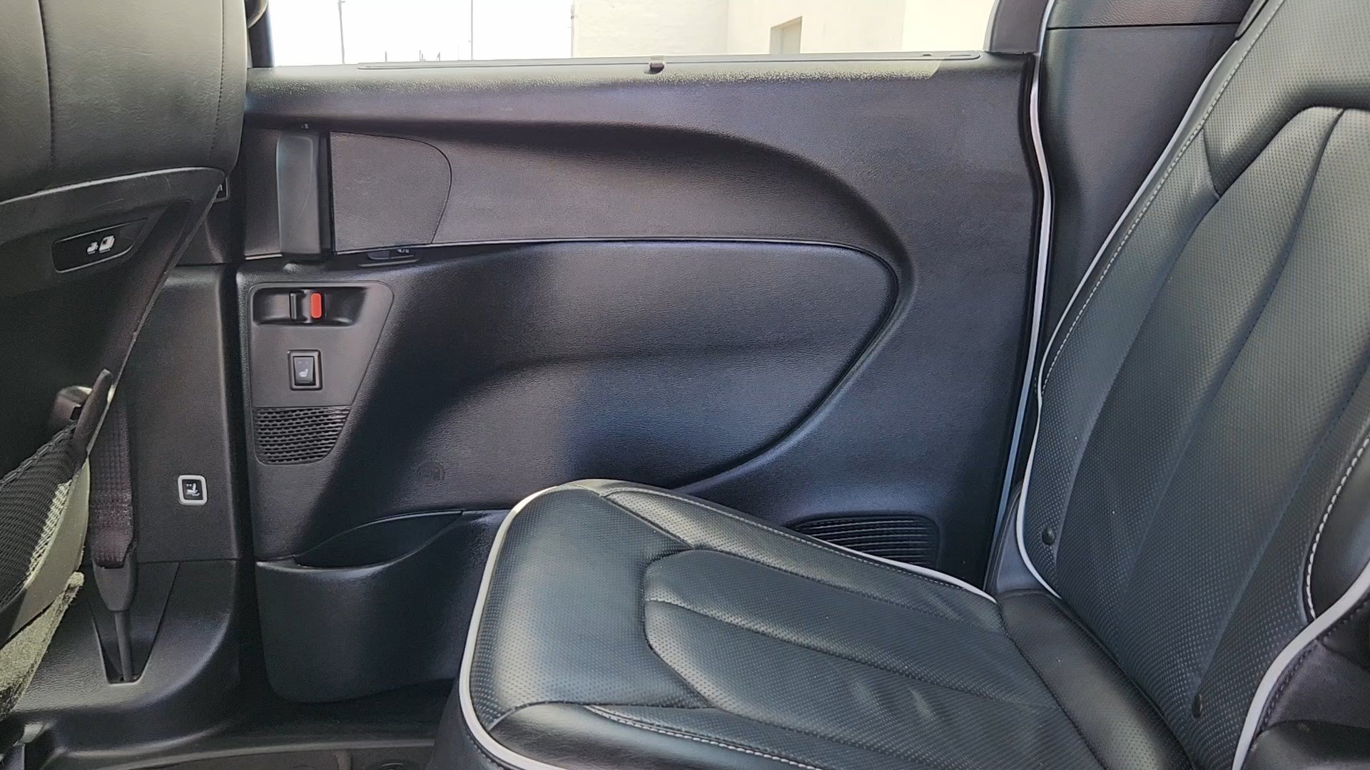 Used 2026 Chrysler Pacifica Limited FWD image 17