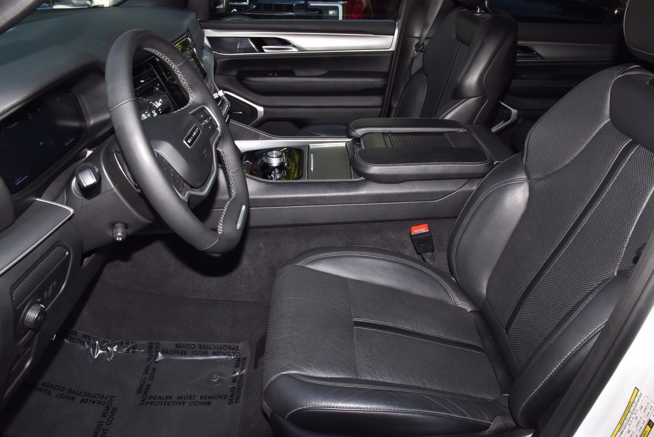 Used 2025 Jeep Wagoneer Series II AWD/4WD image 13