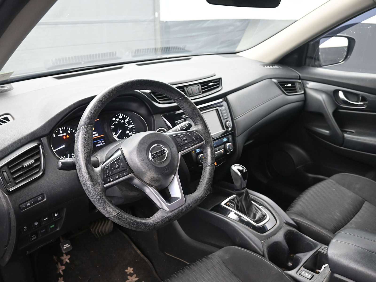 Used 2020 Nissan Rogue SV image 10