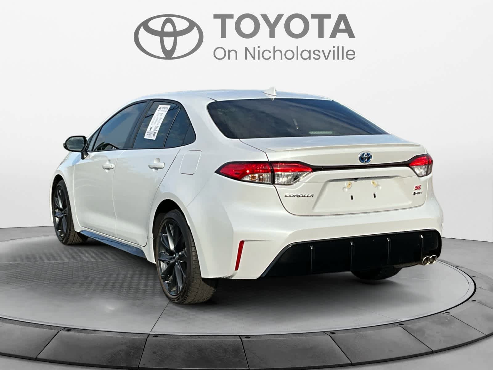 Used 2025 Toyota Corolla SE image 3