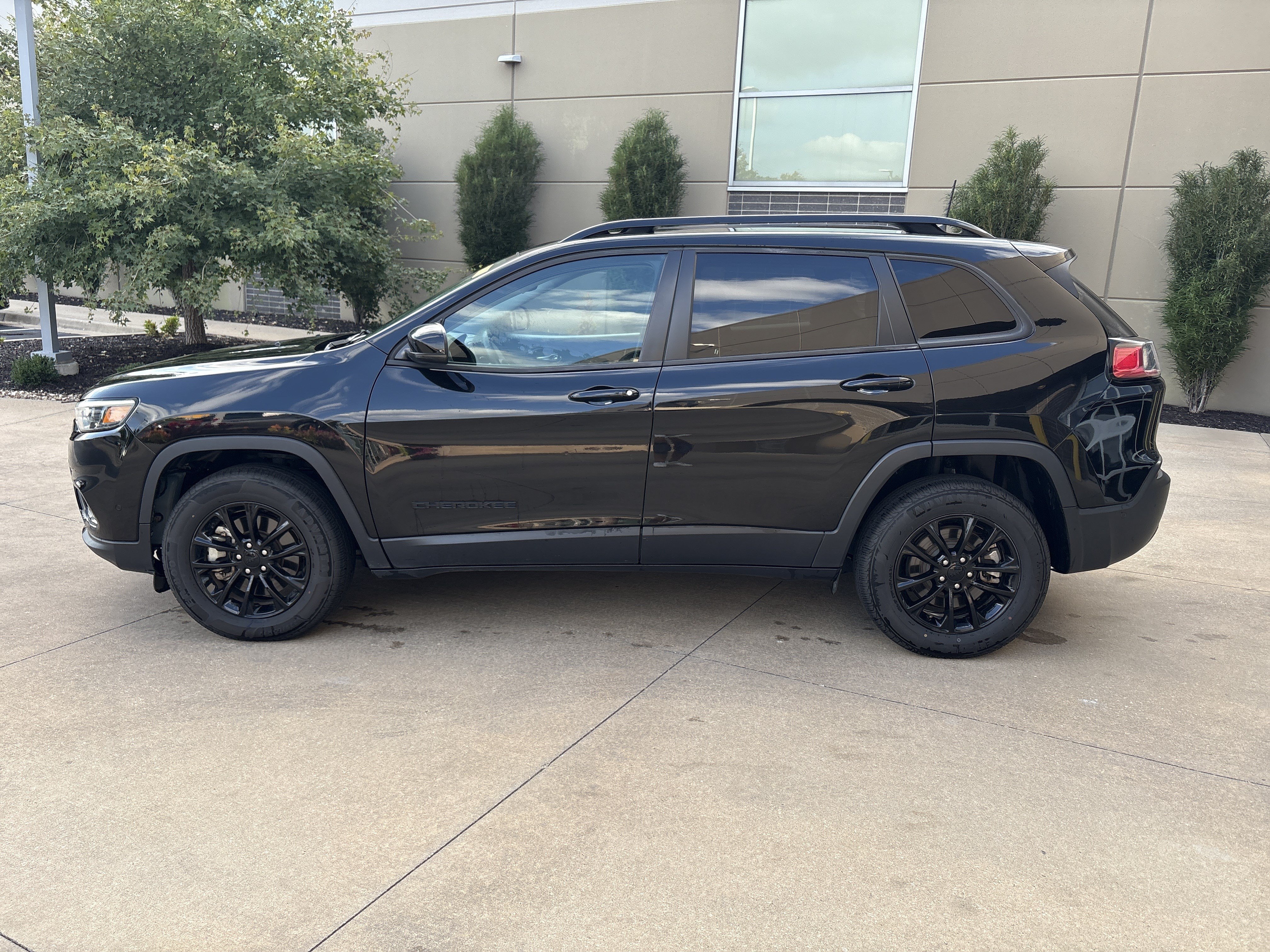 Used 2023 Jeep Cherokee Altitude Lux AWD/4WD image 16