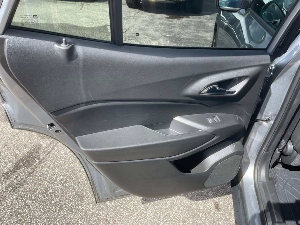 Used 2024 Chevrolet Trax RS w/ Sunroof Package FWD image 22